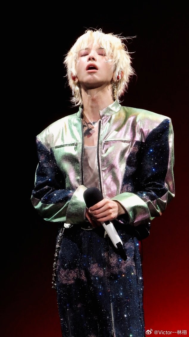 华晨宇南京火星演唱会新歌华晨宇又带新歌上舞台华晨宇 ​​​不只是唱歌，是完整的视