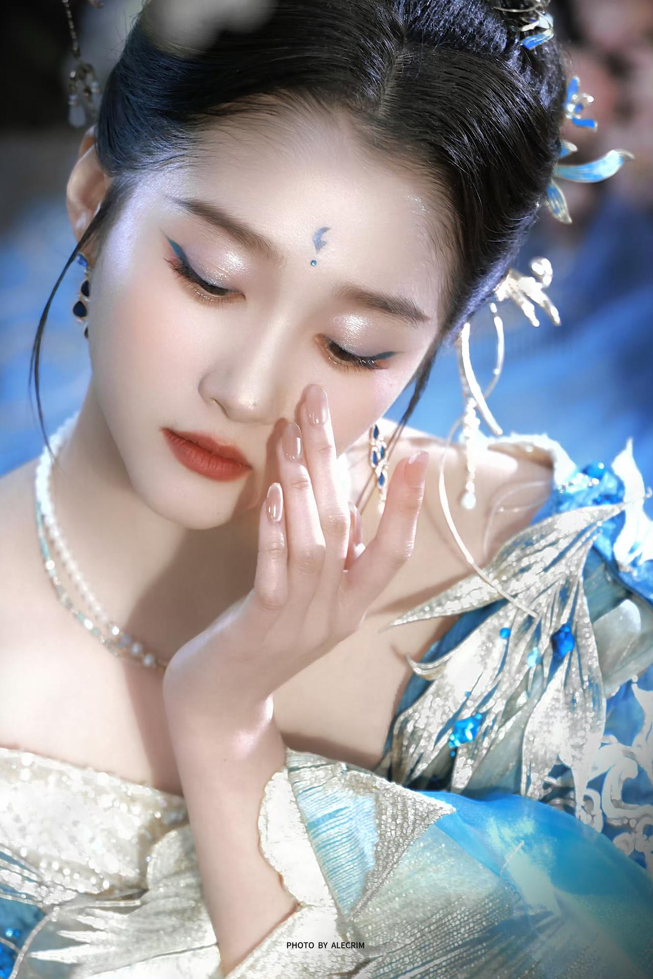 关晓彤这套古风造型狠狠惊艳！
真的太久没有古装作品了，狠狠期待姐姐再接古装剧，这