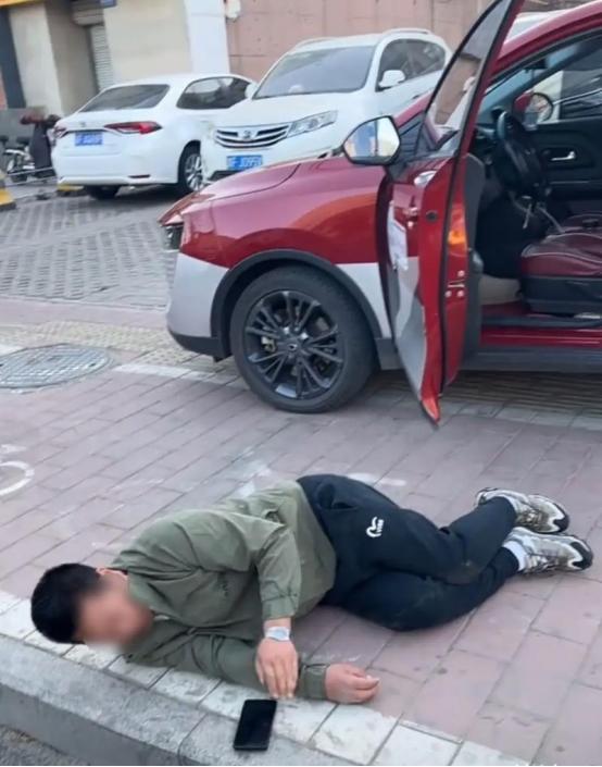 “玩不起别玩！”8月4日报道，上海，一男子是网约车司机，每天接单超过15个小时，