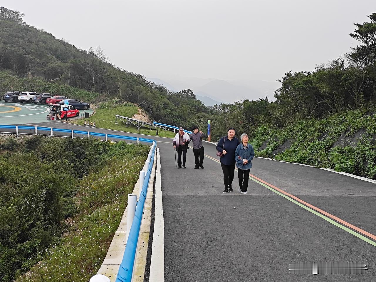#秋日生活打卡记##赏秋意#

        上个月，九十岁的老公公身体不好，