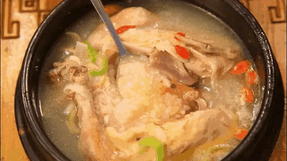 今日霜降，秋冬更替可不能马虎，从今日起便步人了冬季。
首先“1不空”，得保证肚里