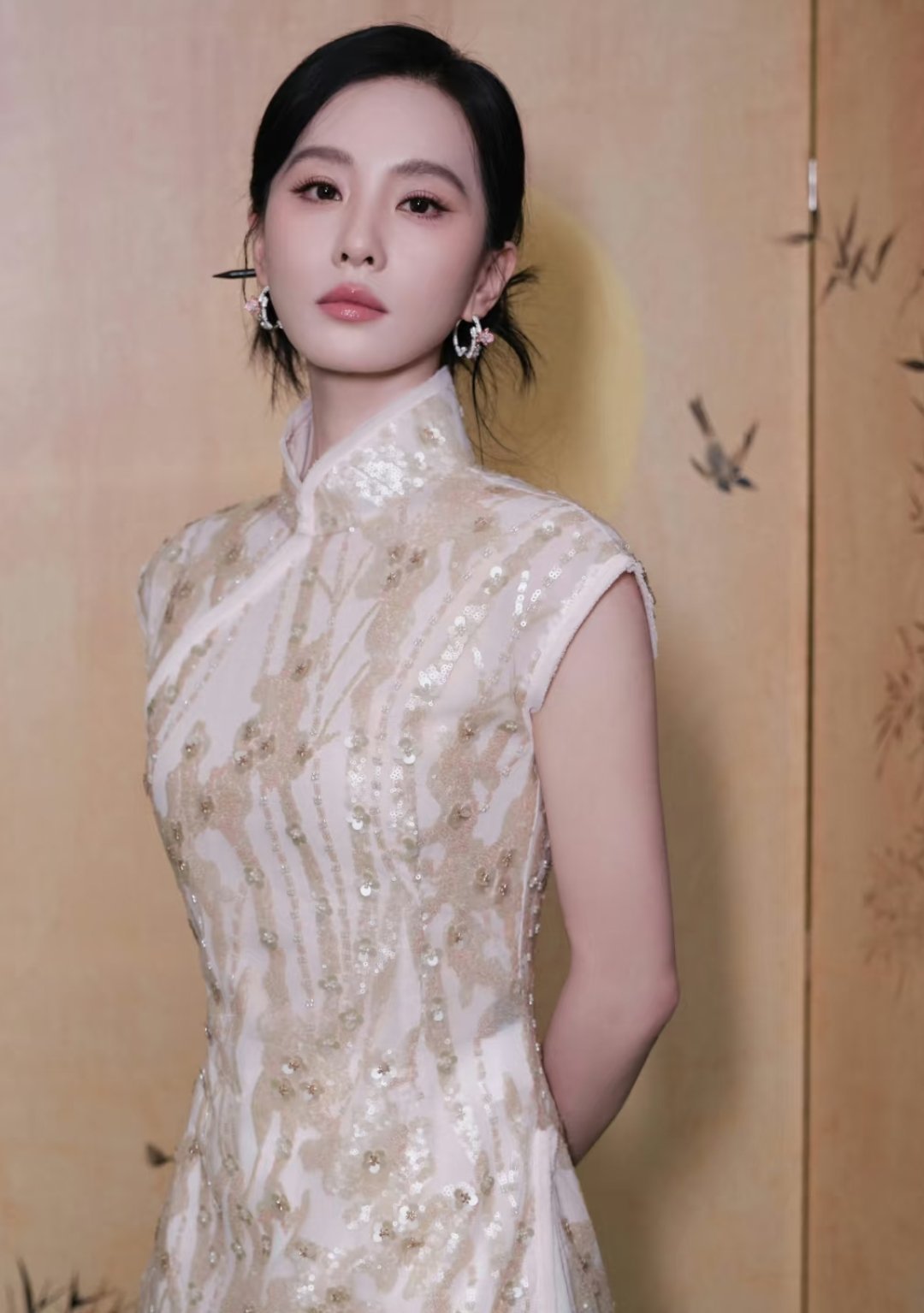 刘诗诗旗袍照，设计感十足，还能插兜，太美太酷啦[酷][酷] ​​​