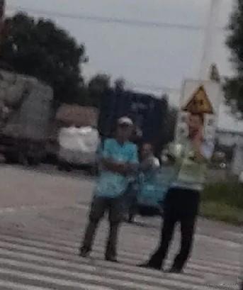 勇哥这烟真是买贵了啊！
昨天上午，勇哥去邻村拜访了连襟，中午，一顿狂吃，还喝了几