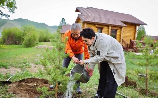 王毅外长访问 蒙古国 ，与蒙古外长巴特蒙赫·巴特策策格的几张合影，引发蒙古民众感