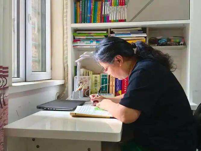 老同学，女副高教师，55岁。她跟我说，要选择退休，其实可以干到60岁。

我劝她