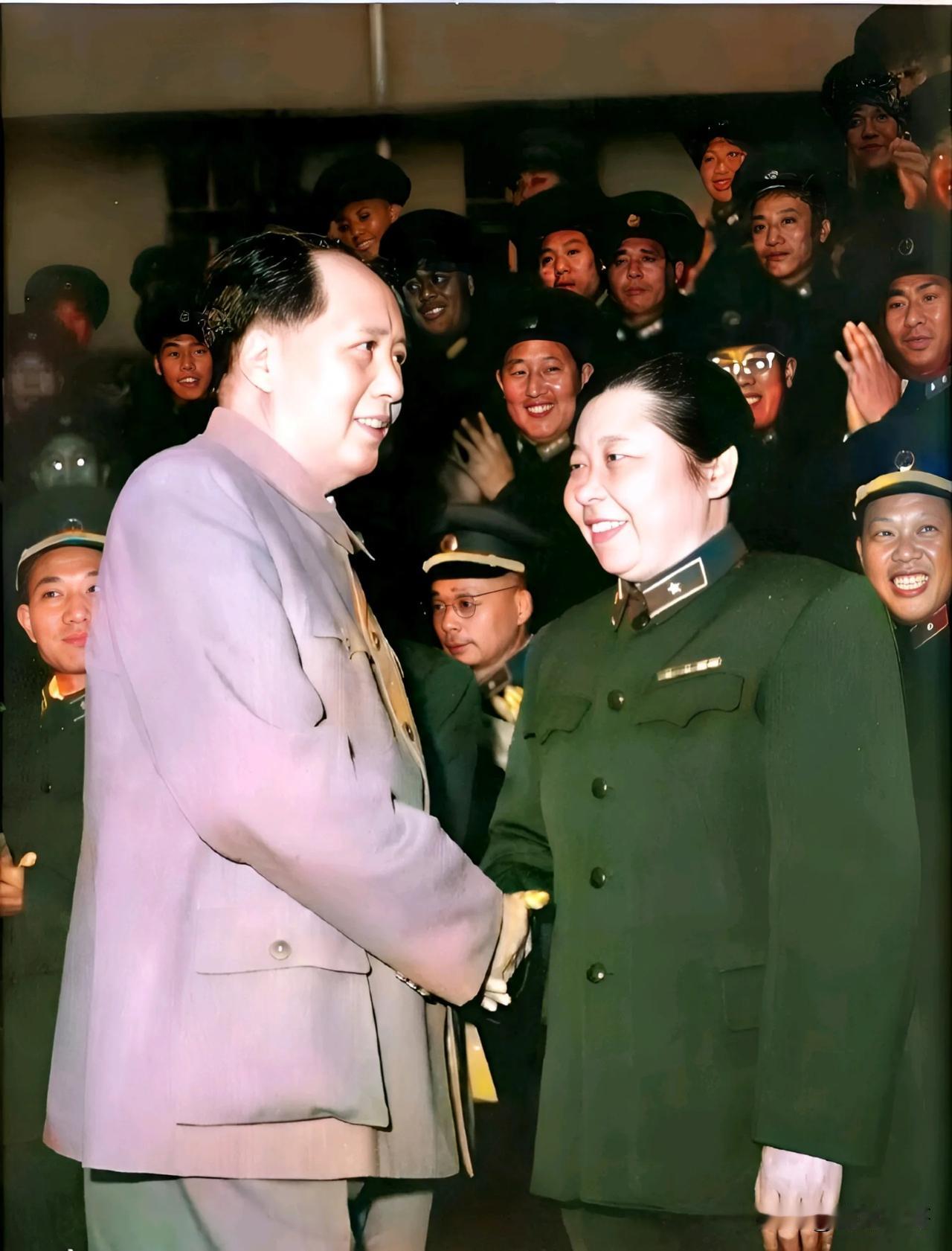 这是1955年，伟大领袖毛主席为我国当时唯一的女将军李贞授衔，55年的开国少将。