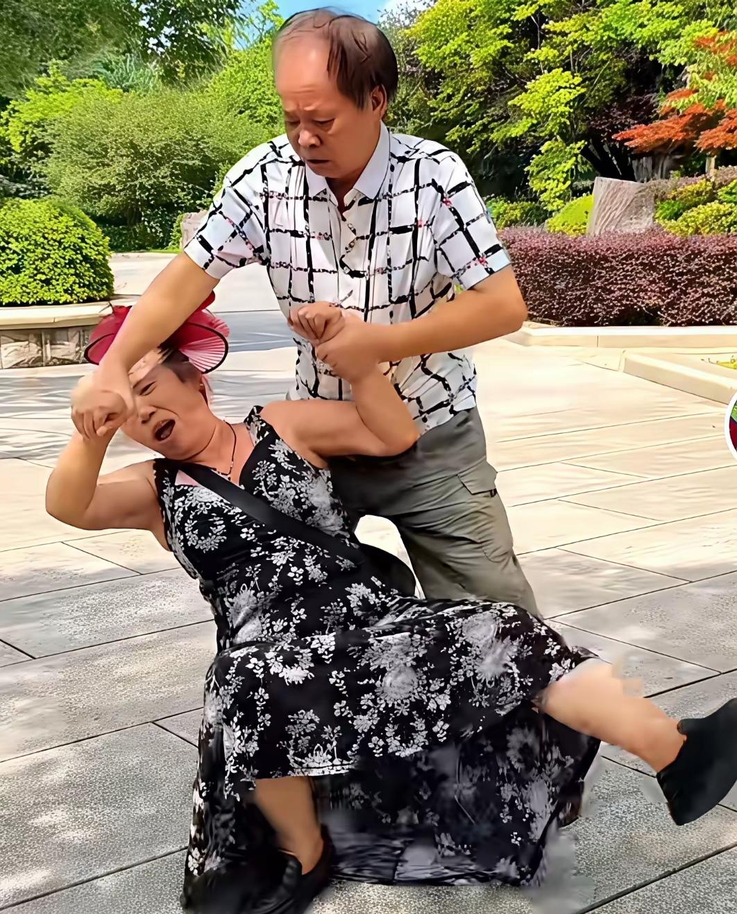 家人们，今天可让我看到一场超绝“大戏”！一般大爷哪能薅得住这体力活，可这位大爷偏