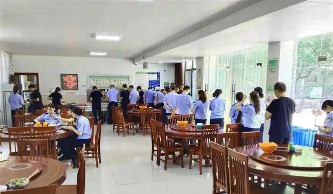 据现有公开信息，辅警和民警在同一食堂就餐，遵循相同的伙食标准与餐补政策，不过具体