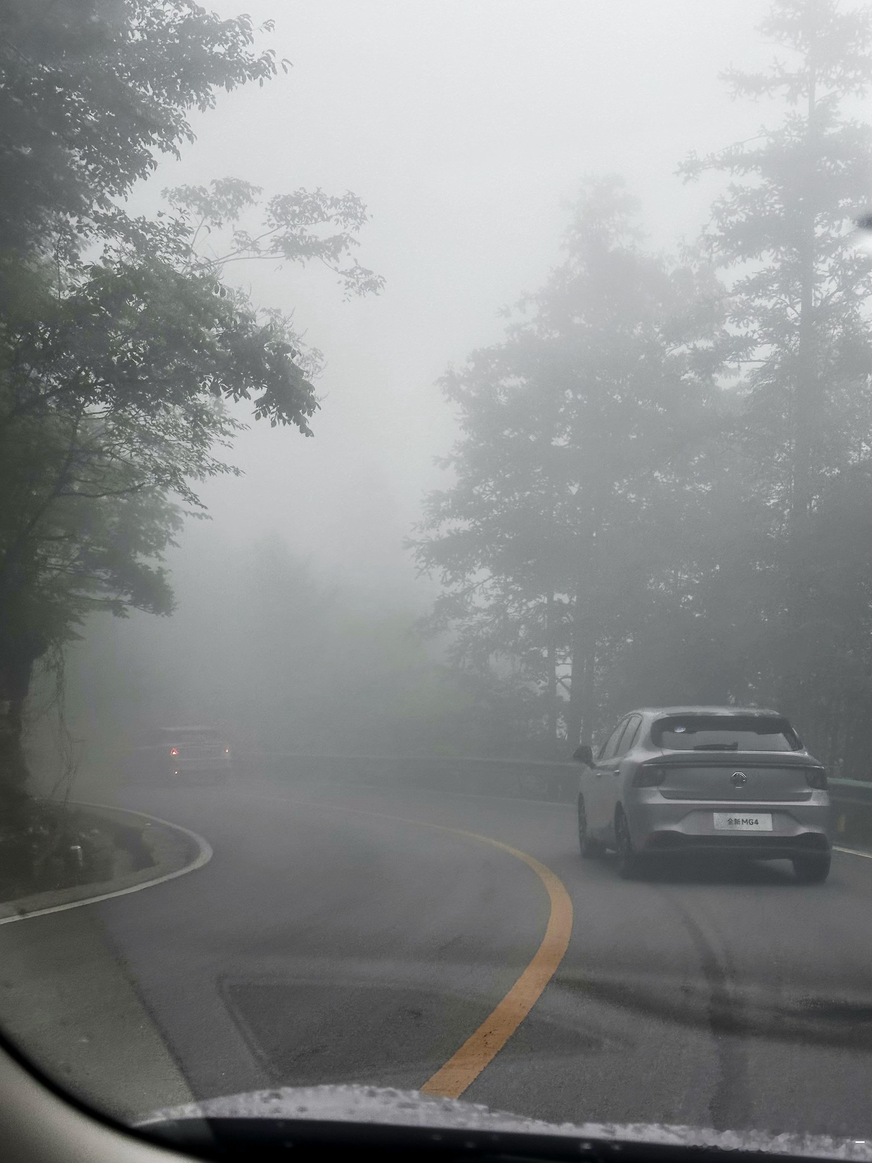 烟雾缭绕的清晨跑山，这个Morning Drive含金量是不是有点高[拜托]霜霜