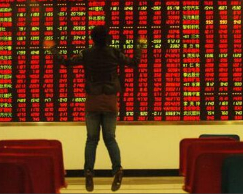 最近身边中年男人的三个特征。1、炒股，但跟以前乱买不一样了，紧跟大趋势。一会儿机