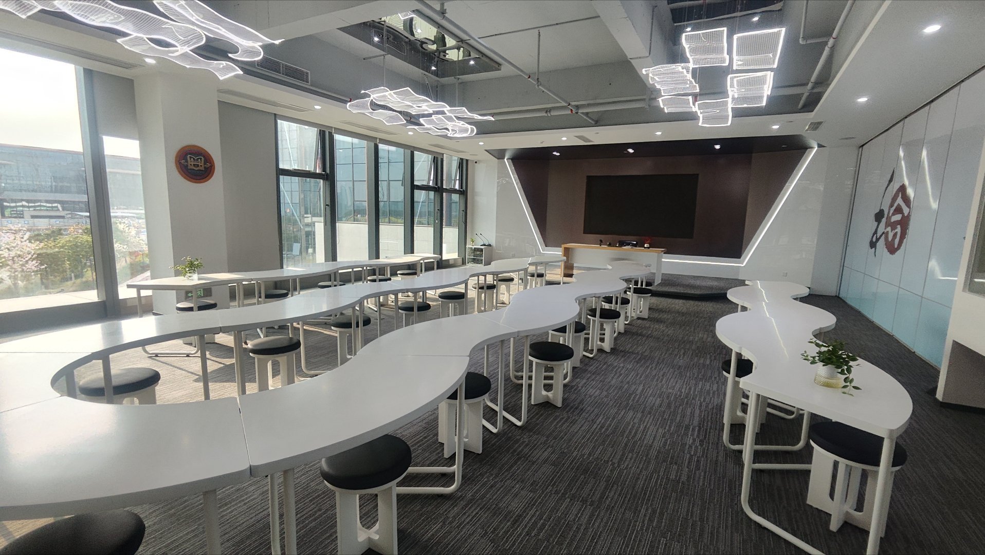 庆哥评论 今天很高兴来参访海峡知识产权运营中心与团结智库，欢迎两岸企业家来入驻与