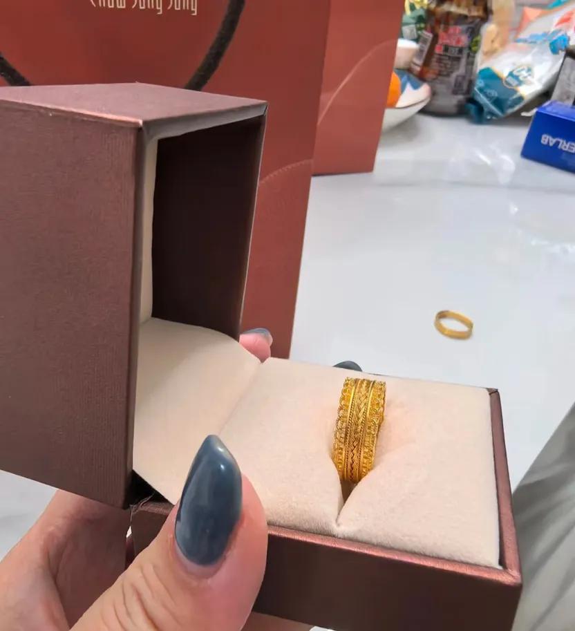 弟弟结婚，老公随两万，外加一对金戒指，合适吗？

两万块也不多，就是老公一个月工