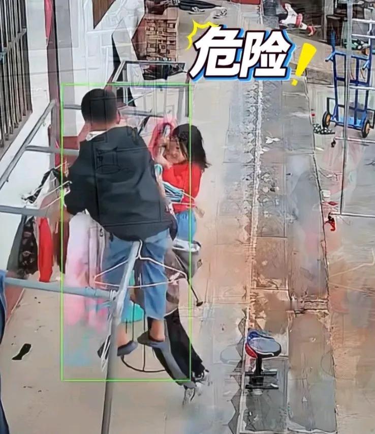 子在家调皮，爬到晾衣杆上，下一秒重心不稳，从高处摔下来被打，
刚开始是大孩子，