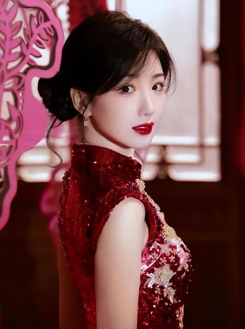 4月24日，毛晓彤深夜现身相关诊所引发医美猜测。随后她发文回应，晒出检测报告自曝