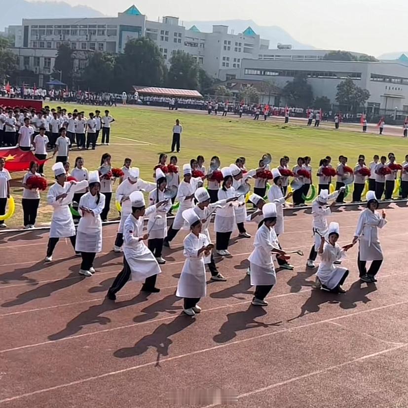 大学生运动会开幕式有多能整活[允悲]#我的春日狂欢日记##遇见春天# ​​​