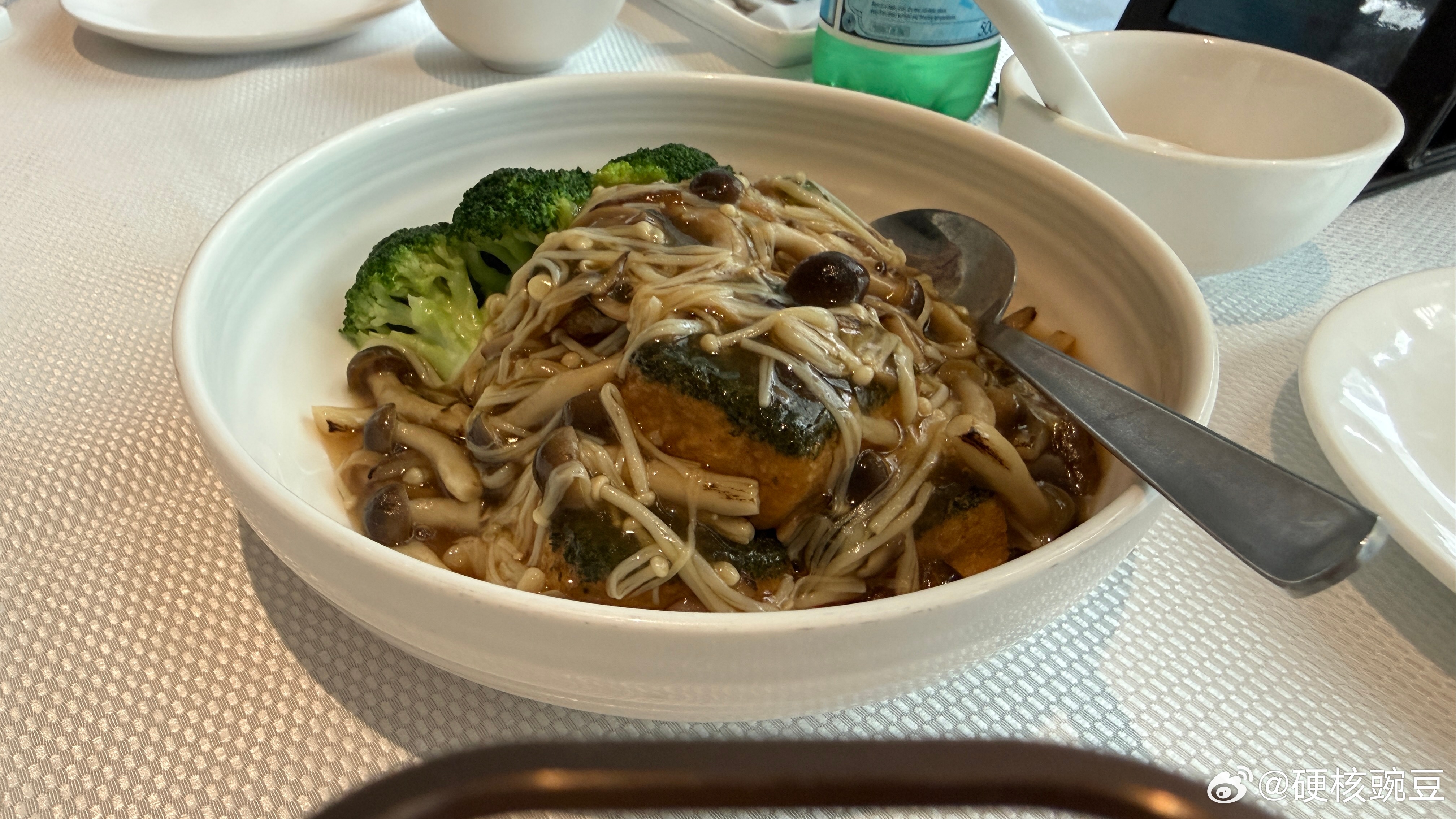 上海的珍宝海鲜人不多，新加坡的一整天都在翻台，这已经是新加坡最热门的美食了[笑c