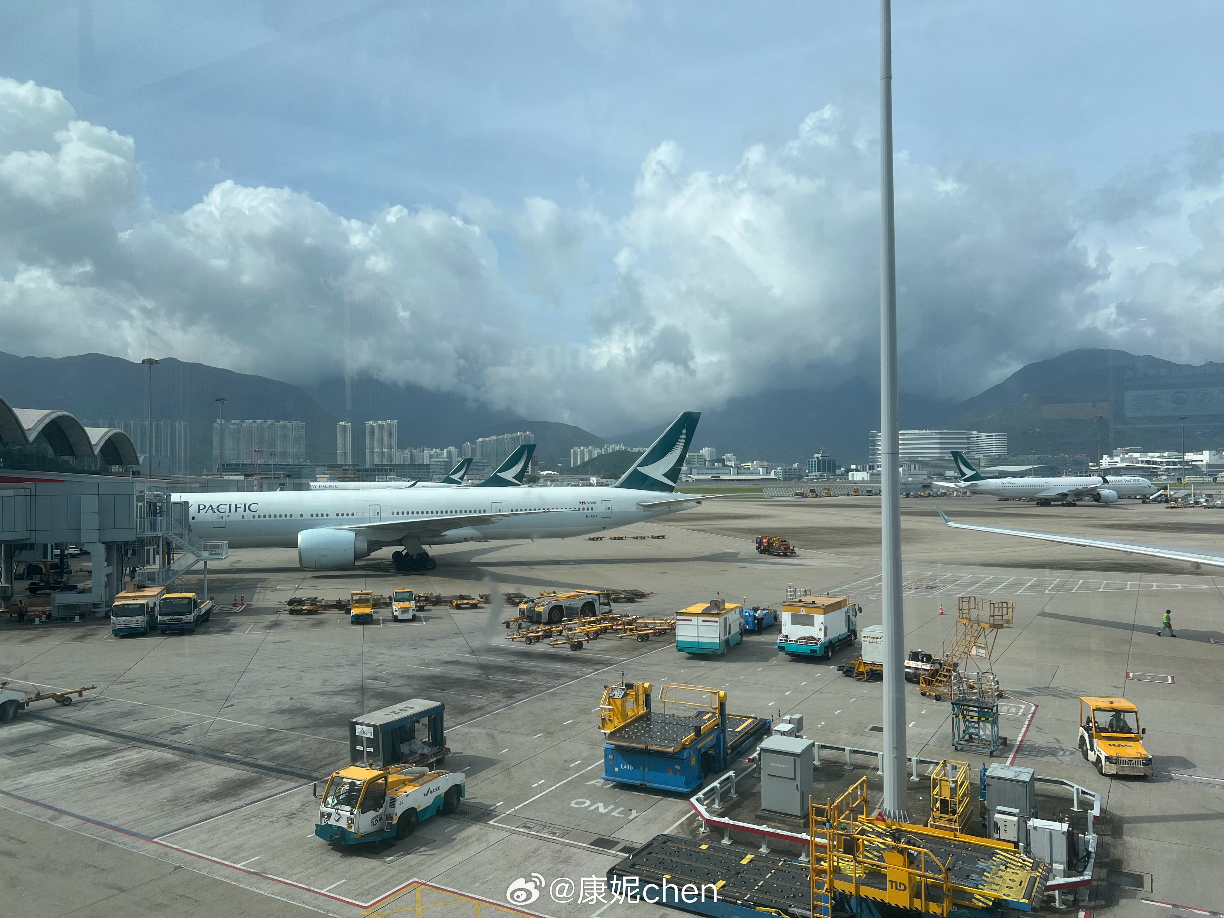 我们搭乘高铁从广州南抵达香港西九龙站后，顺着站内指引牌，搭乘多部扶梯步行约二十分