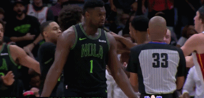 NBA赛场镜头：锡安从地上爬起来找裁判抱怨，结果后面已经打成一片了，看来锡安真是