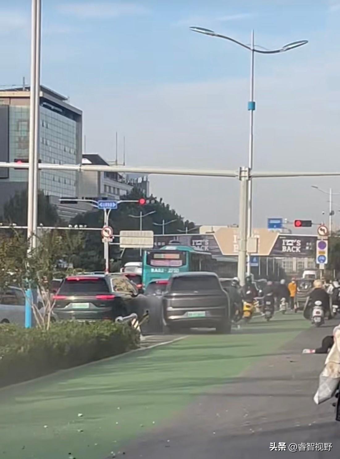经十路一私家车疑似失控“S”形冲向行人，所幸及时刹停
 
山东省中医院东院区附近