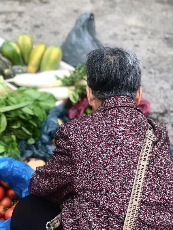 怎样才算一个人活明白了？我觉得有几个表现。就像菜市场那老太太，不为几毛钱，只为讨