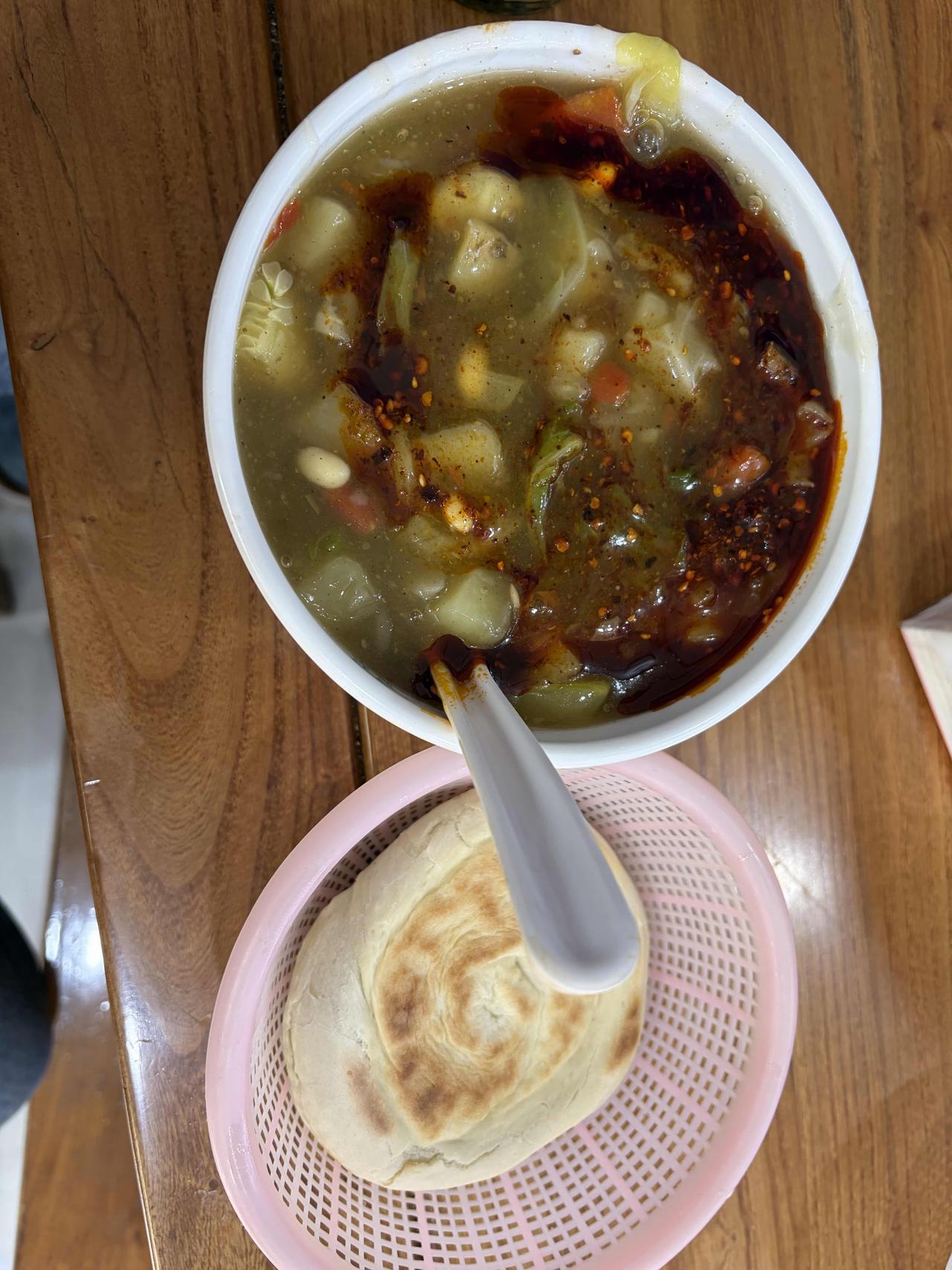 看照片：胡辣汤
胡辣汤有很多种
有河南的大肉胡辣汤（5块）
也有西安的牛肉丸胡辣