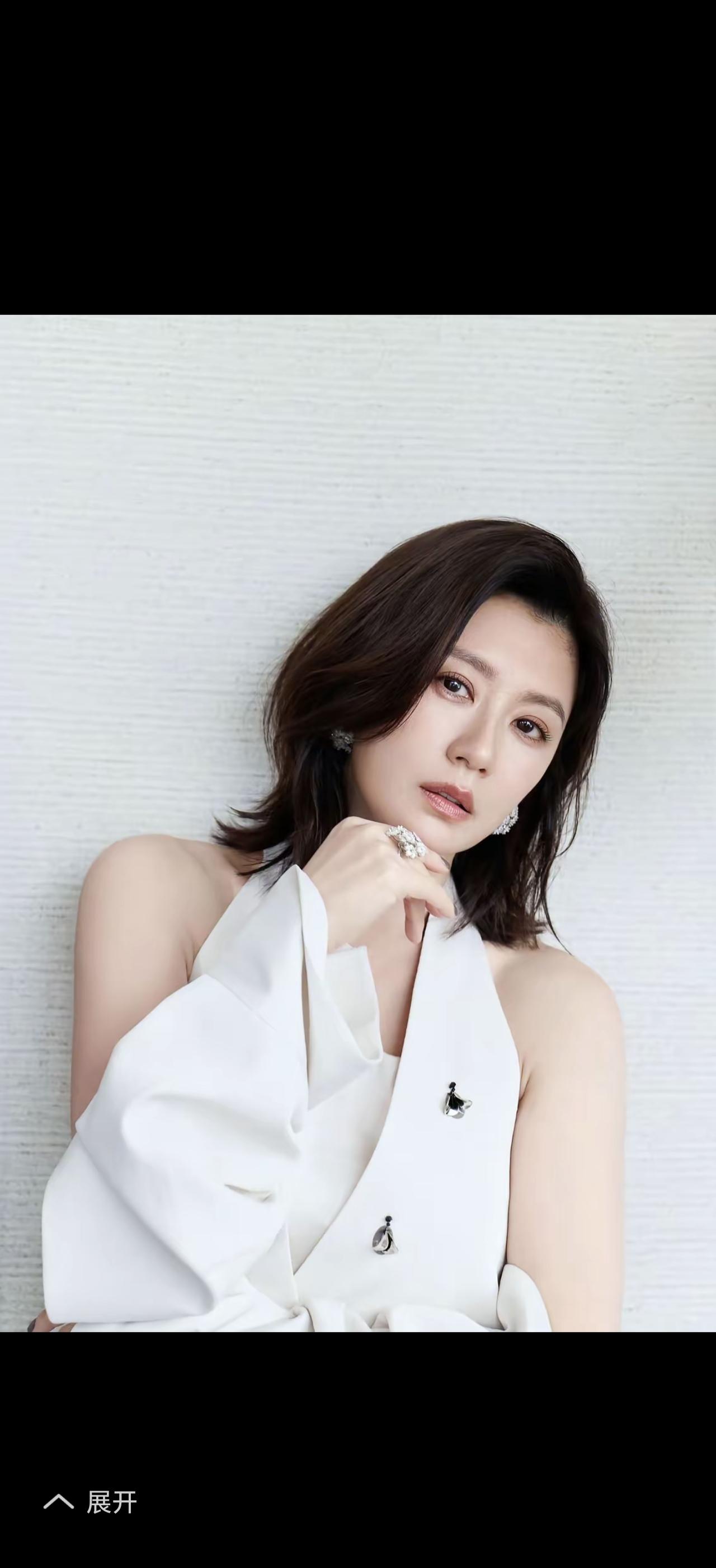 四月，真不愧是最美的季节！
漫步在街头，道路两旁的樱花竞相绽放，一团团、一簇簇，