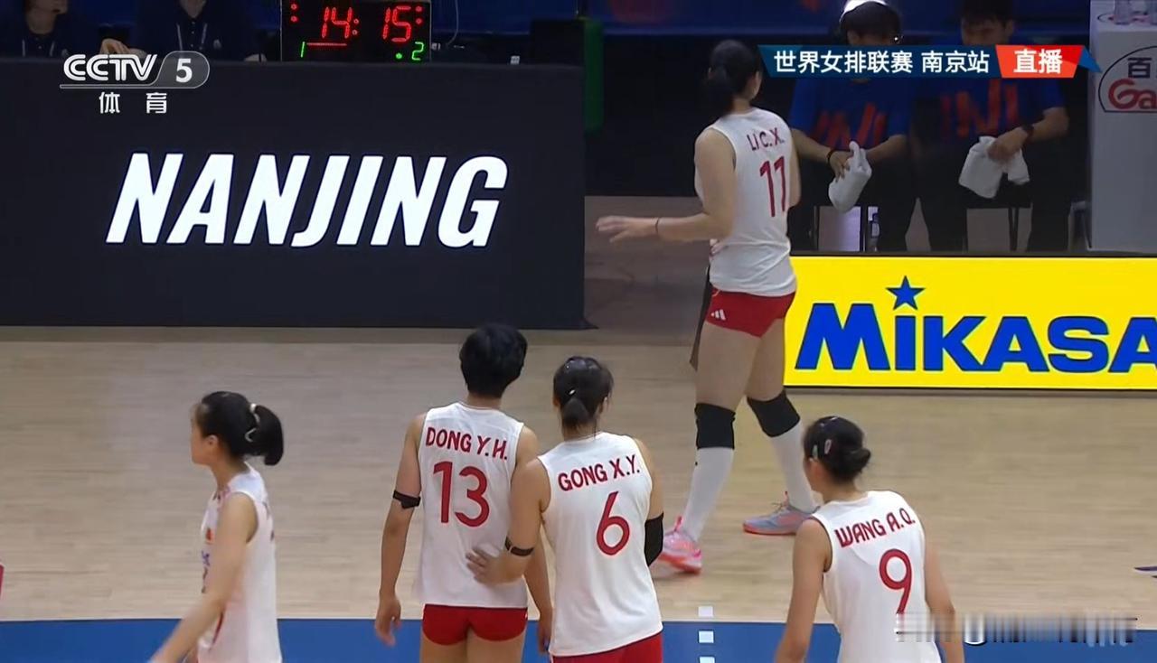 中国女排虽然在大分上2-0领先塞尔维亚，目前薄弱点就是主攻董禹含撑不起吴梦洁的位