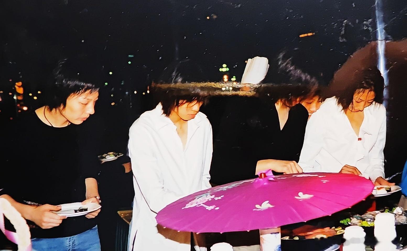 2004年7月24日，中国女篮欢聚在北京亮马河大厦，出席“出征雅典壮行会”。一周