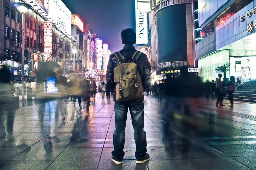 上联：倦客奔波繁华处；
下联：？？？