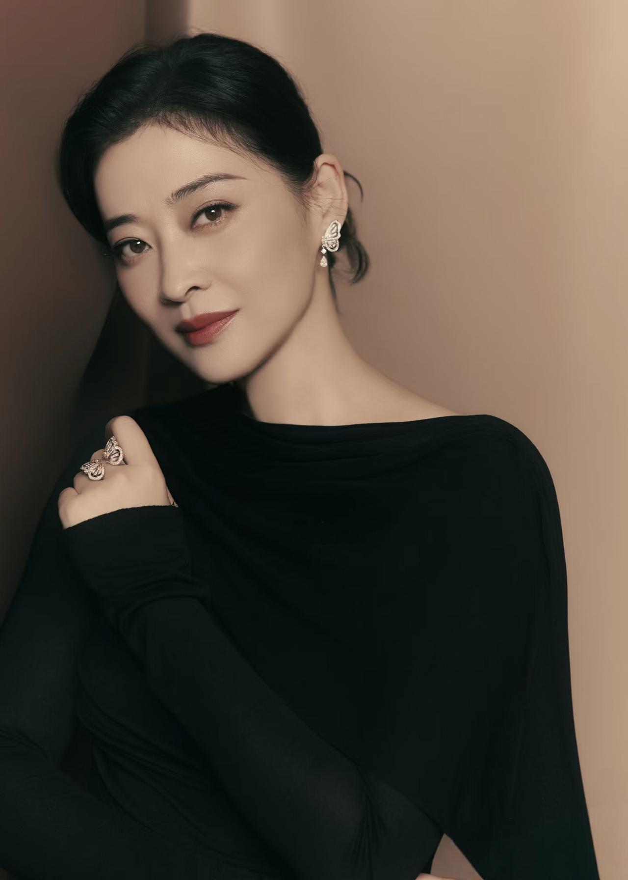 我最搞不懂的人，就是梅婷了。

明明已经50岁，从来不跟风做医美，也不会刻意装年