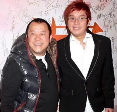 [微风]2006年，谭咏麟挖苦曾志伟：“恭喜你啊，嫁女荣升岳父。”曾志伟大怒：“