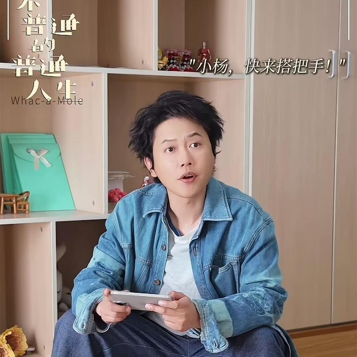 孟鹤堂新电影造型曝光，一点不输偶像明星，带着孟嫂进组！德云社孟鹤堂发布了一段视频