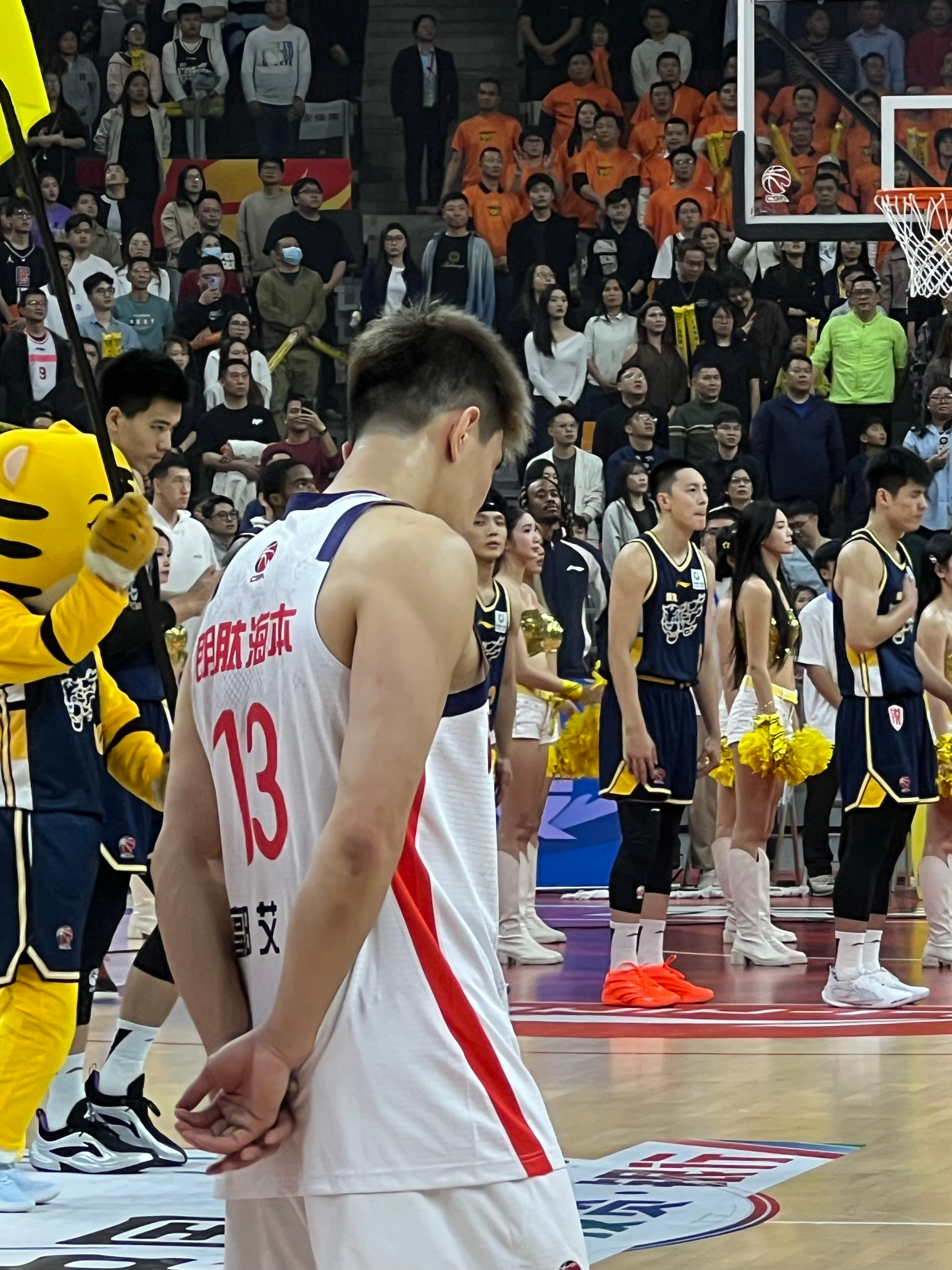 郭士强观战“广东德比”老叔来看大侄子的比赛啦～郭艾伦郭士强 东莞·东莞银行篮球中