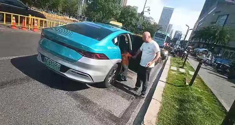 “这样的好人应该被更多人知道！”浙江杭州，出租车朱师傅在路边排队接单，不远处看到
