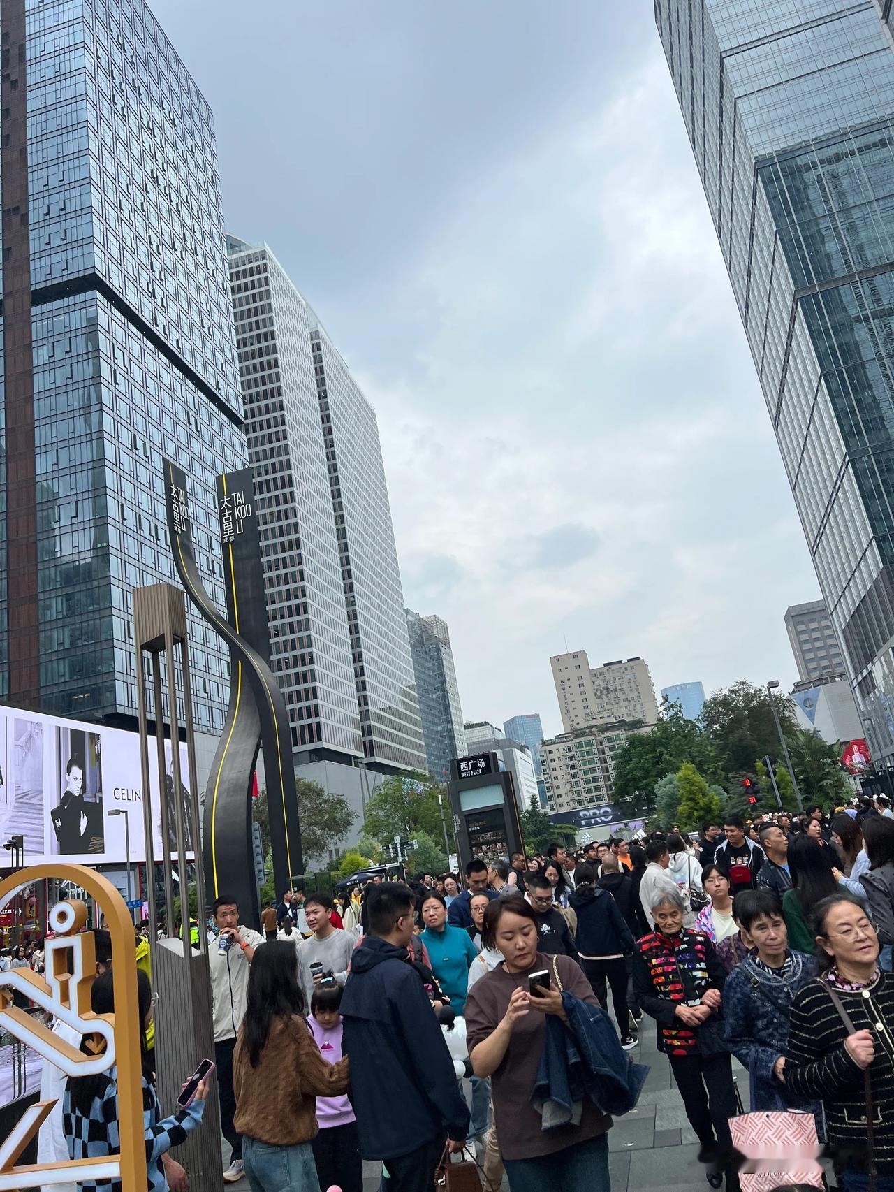 国庆从西安去了趟成都，

才发现如今蜀道难已成往事，

高速公路最难走的竟然是陕