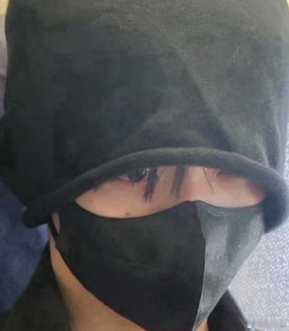 梓渝被拍到眼都哭红了梓渝眼都哭红了梓渝还是个眼窝浅的孩子 ​​​