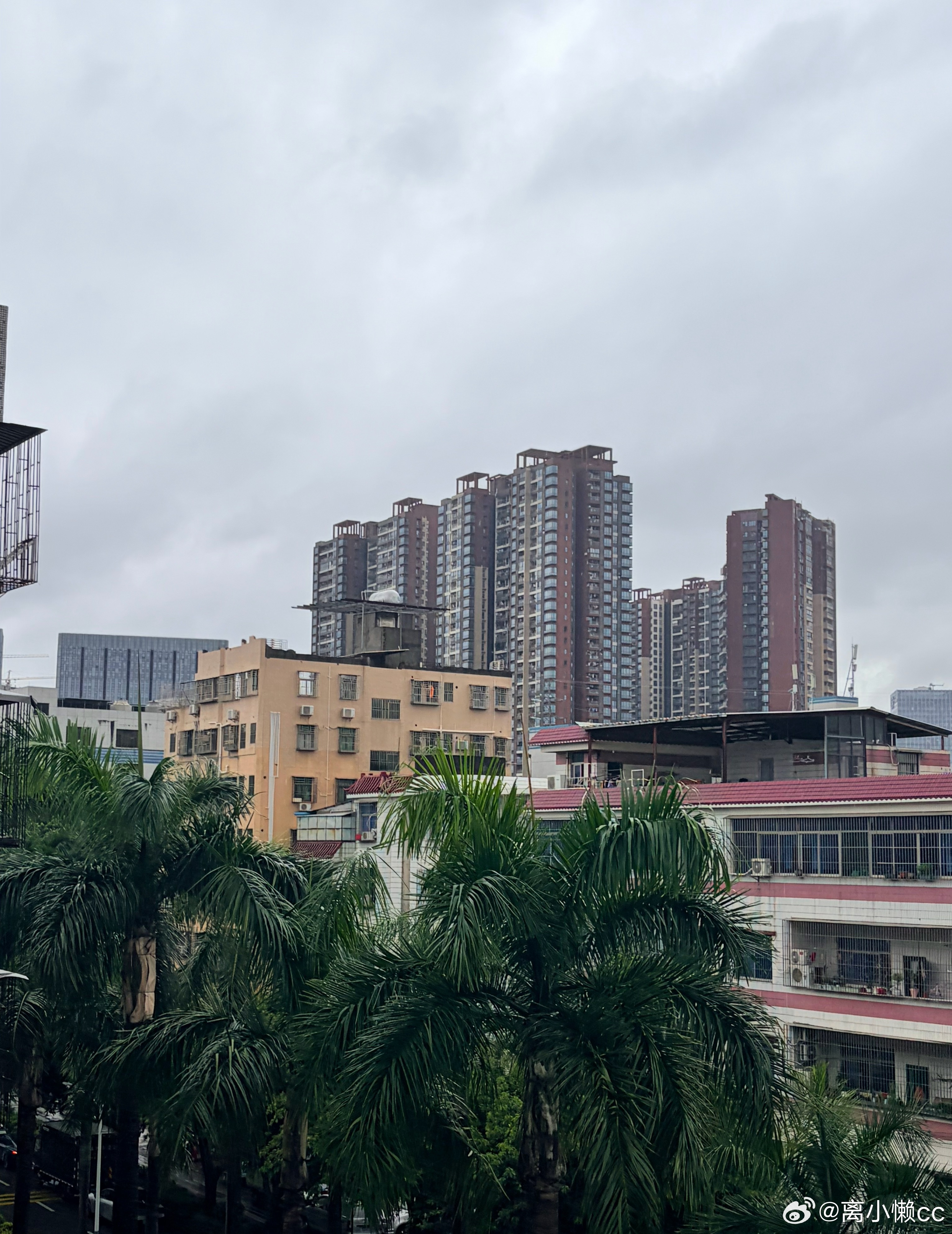 深圳这天气真是多变啊！昨天下雨停一下又接着下，停一下又接着下的，晚上也下个不停，