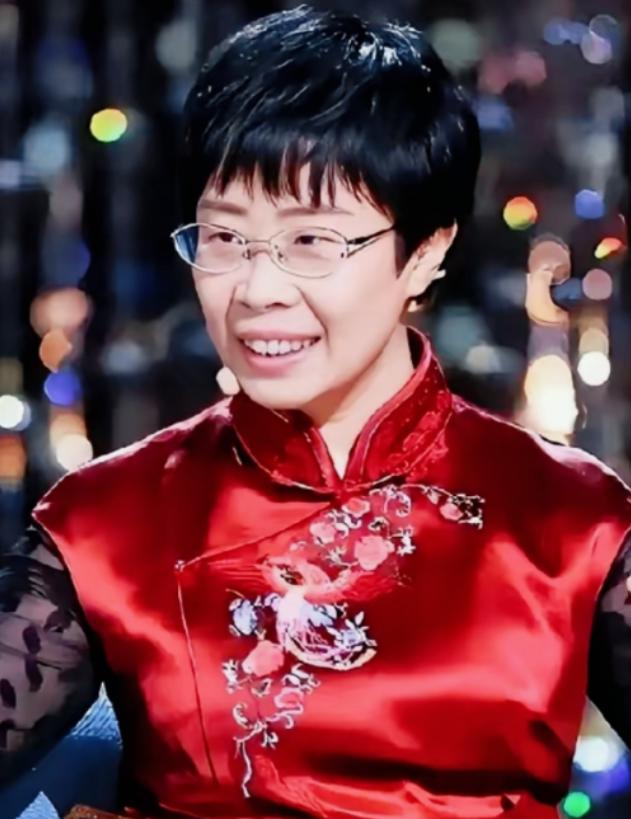 你敢信吗？前阵子还在诗词大会上温温柔柔讲唐诗宋词的蒙曼，就因为聊了几句清朝，直接