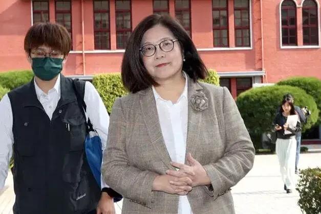 管碧玲终于低下高傲的头，不甘不愿的道歉了，两岸专家介文汲说这是迫于美国的压力，不