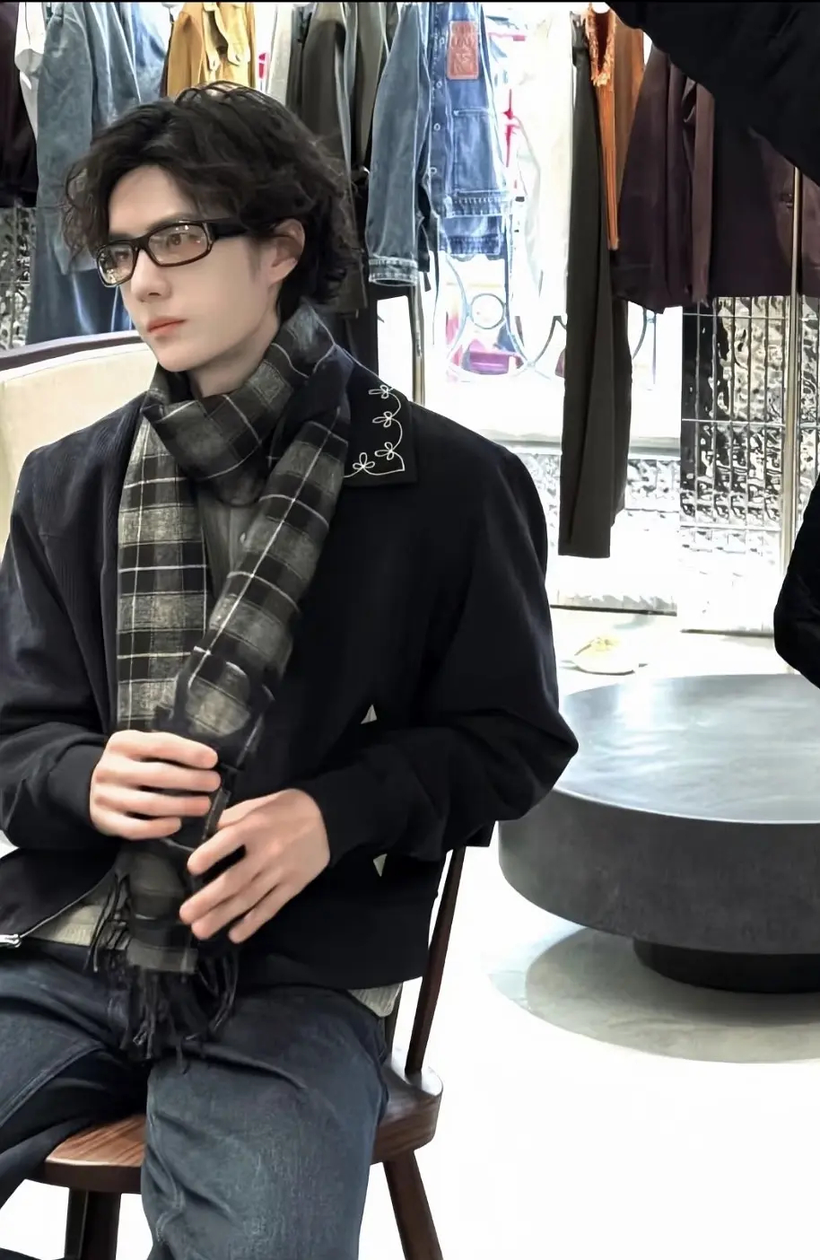 王一博这换了个卷发造型差点认不出来了 