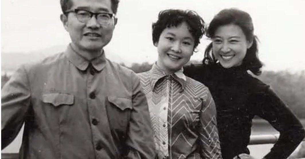 一张40年前的老照片，藏着三个如今在文艺界“高攀不起”的大腕儿！中间这位大姐一开