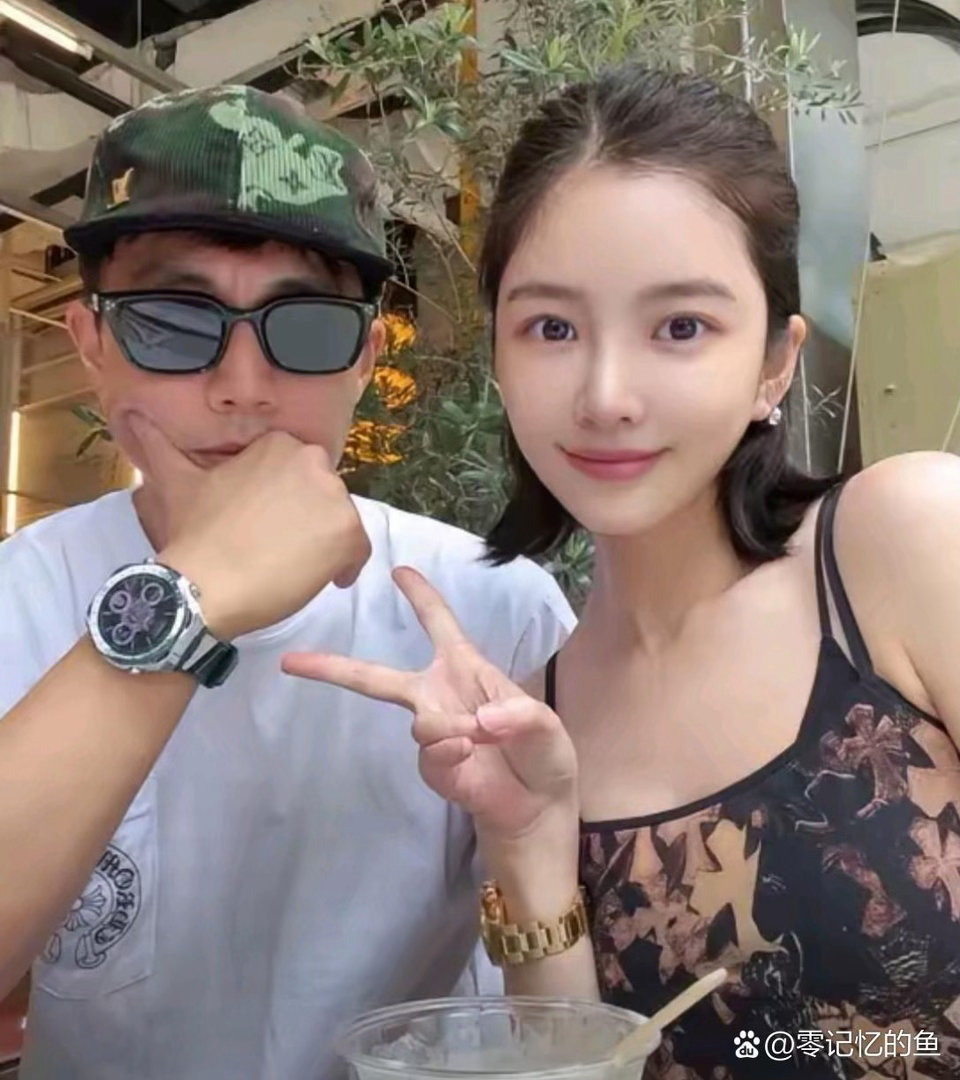 杜淳妻子颜值状态在线，少女感满满，长相精致耐看。 