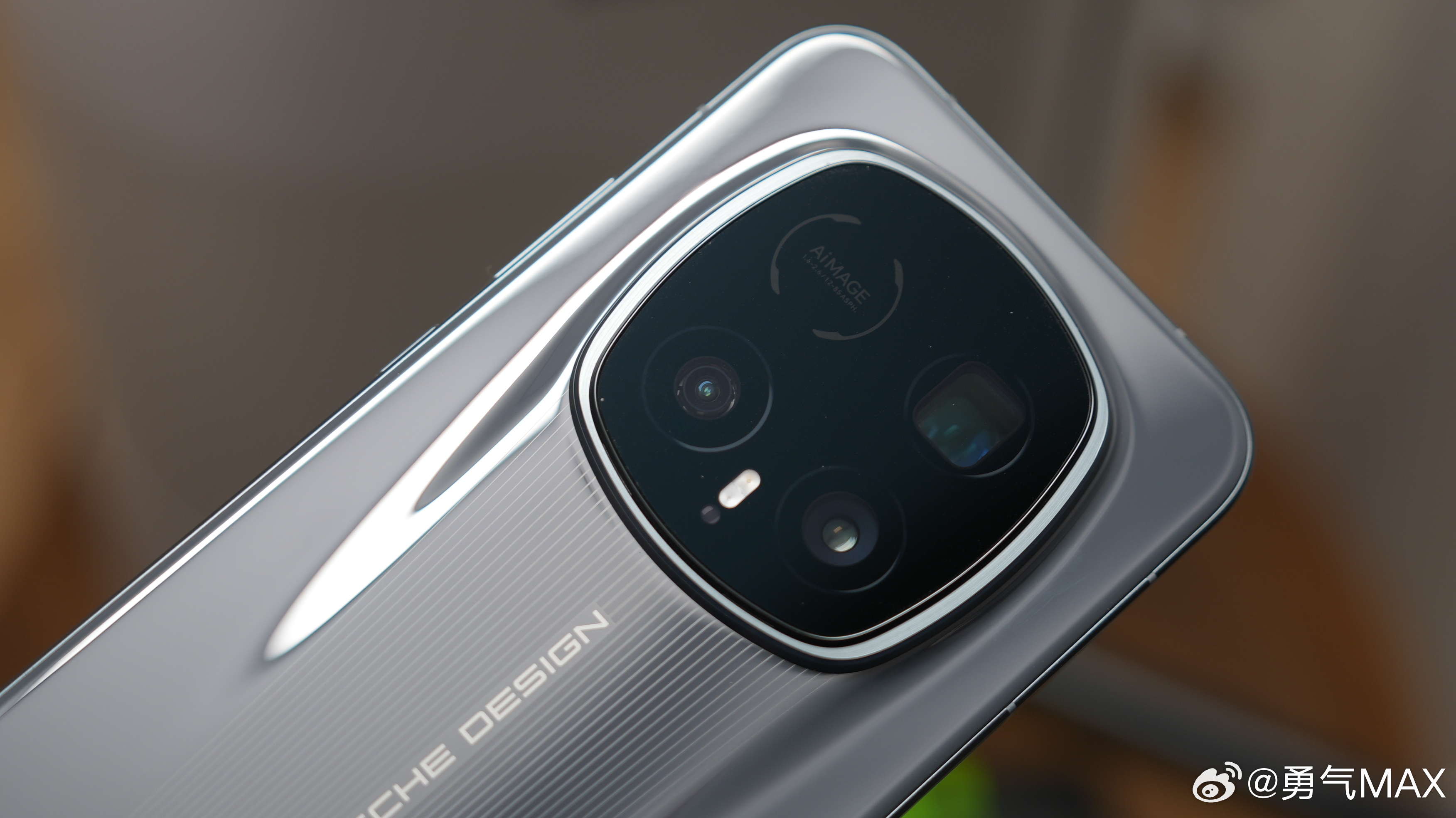 荣耀Magic8 RSR保时捷设计 用了一周了质感和手感无敌，我真的不舍得带壳 