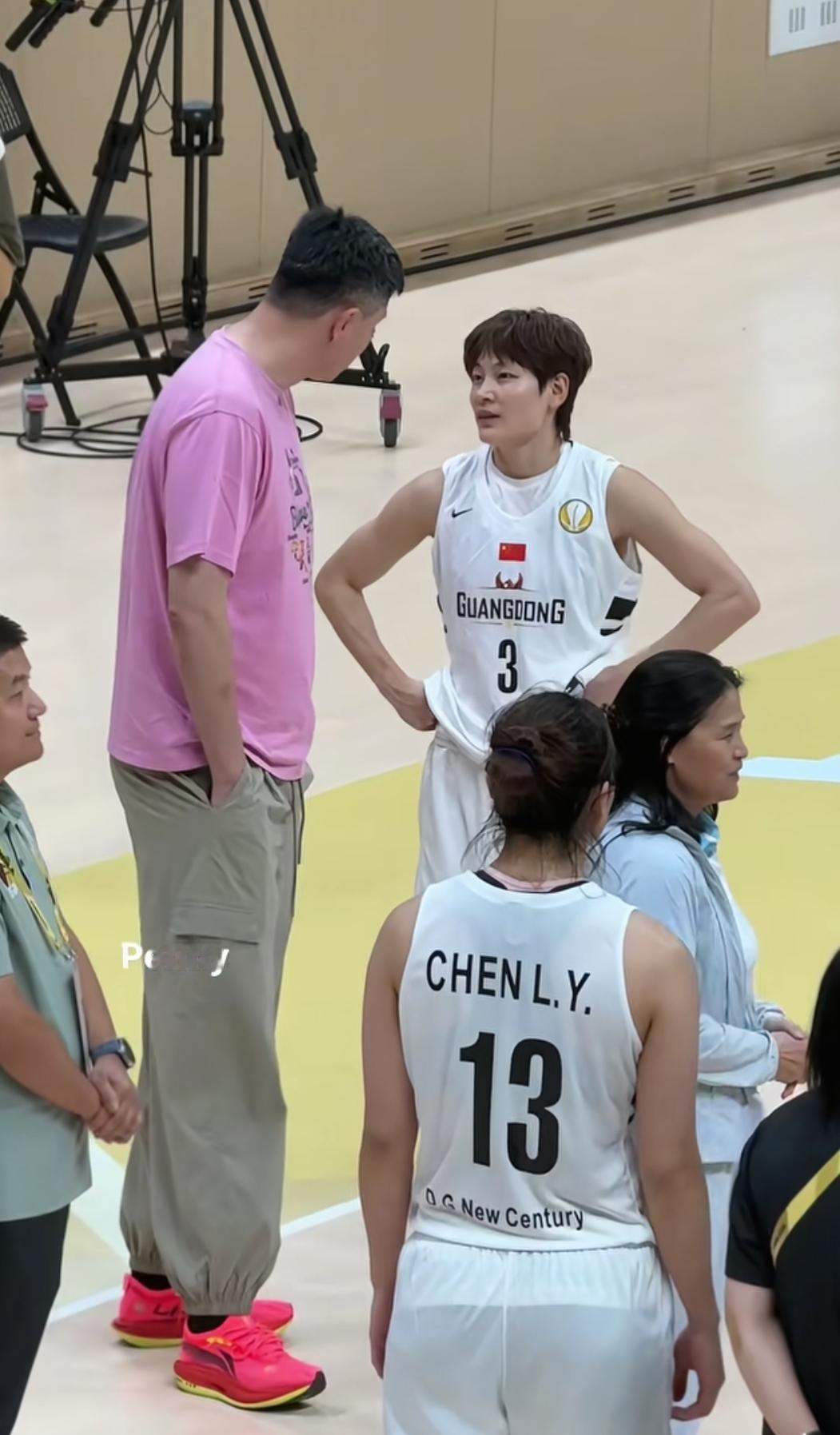 广东东莞男篮的主教练杜峰，
百忙之中，
抽空到现场观摩了参加女篮亚俱杯
的广东女