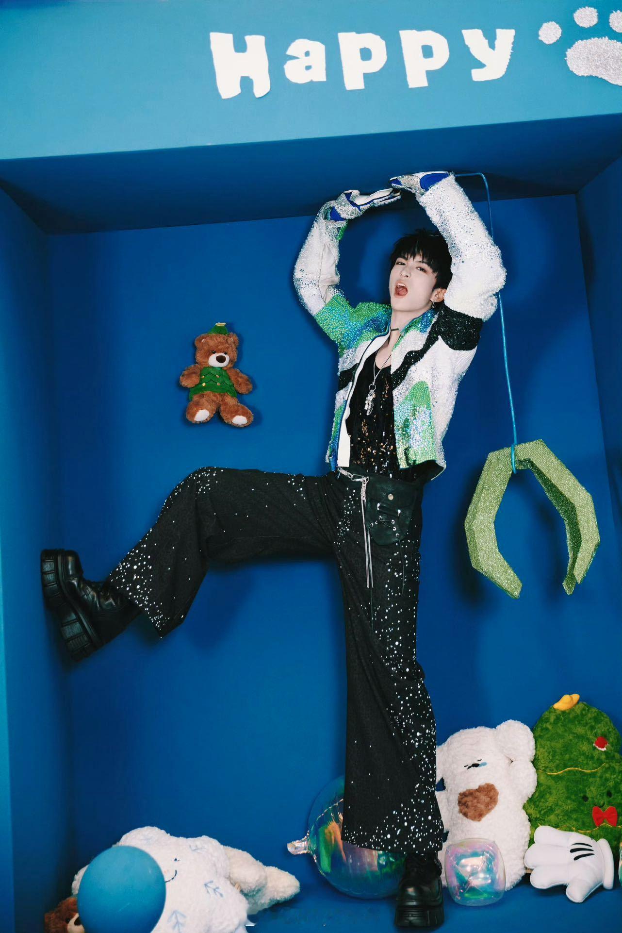 黄子弘凡水晶赛车服黄子弘凡演唱会长沙收官站可以封神了！身穿缀满水晶的机车夹克，搭