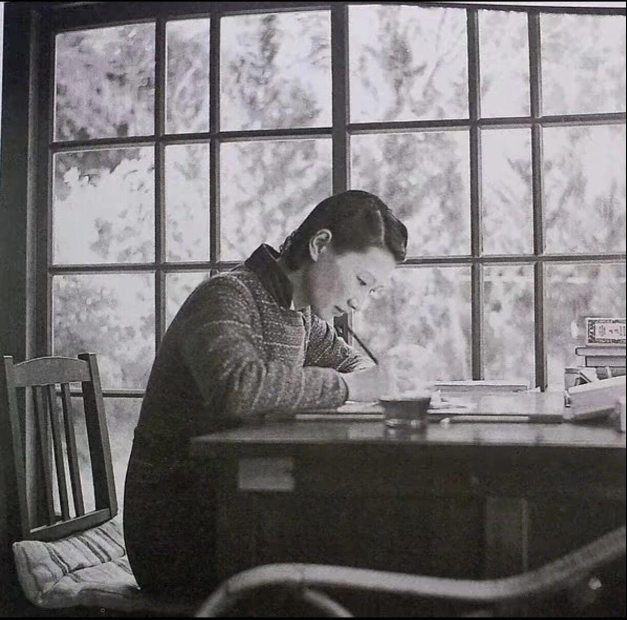 分享老历史照片这是赵四小姐在台湾被幽禁的宅所伏案写字的照片，从照片上看出她是那么