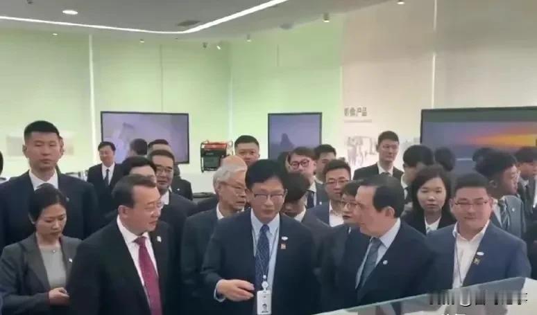 马英九先生到达深圳的第一站，参观大疆公司！
   马英九先生一行下午3点左右抵达
