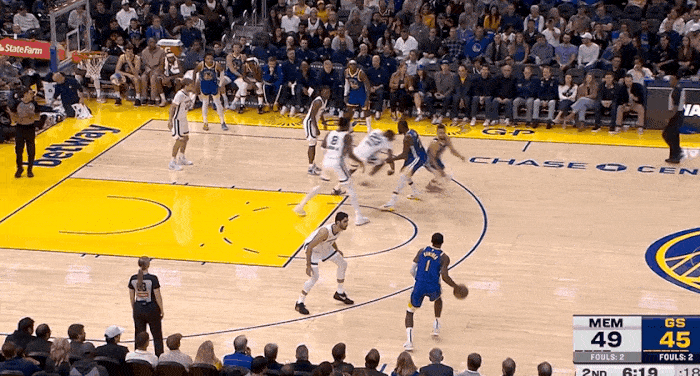 手感犹在！库里弧顶强投三分命中！
在今天NBA常规赛勇士对阵灰熊的第二节比赛中，