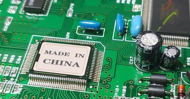 中美差距到底有多大？DeepSeek创始人梁文锋毫不避讳、一针见血地回答：“表面