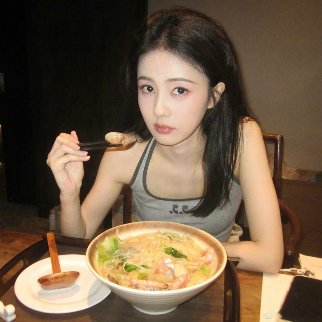 白鹿没有不吃美食的义务就喜欢这么直爽的样子，不扭捏，想吃就吃，活得超通透白鹿举牌